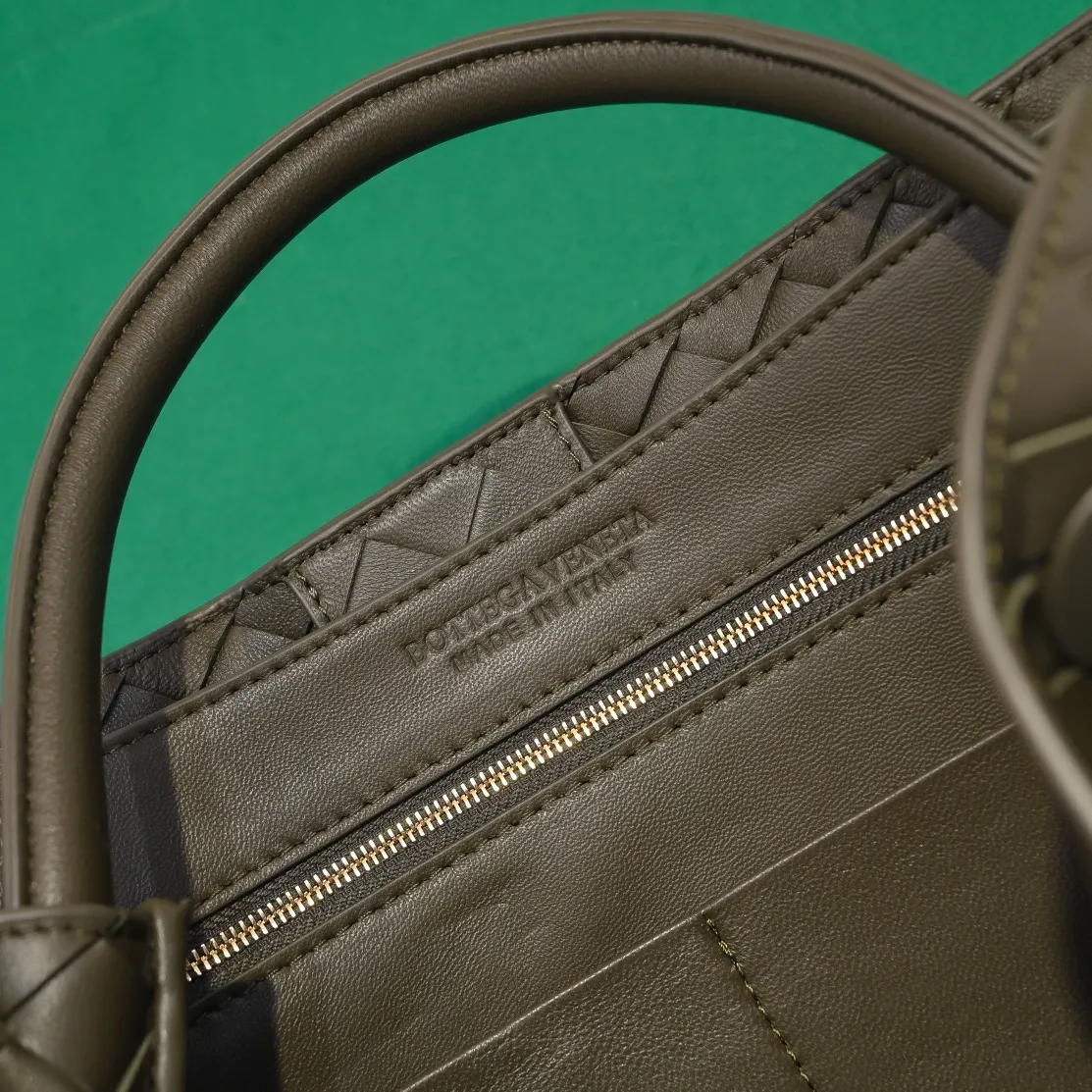 The 2023 new Andiamo batch of 2260 BV has been shipped‼ ️Really popular🔥The new Andiamo woven handbag launched by Bottega Veneta this season is really popular all over the world! ! Celebrities at home and abroad have worn it, and Oscar-winning actress Michelle Yeoh has taken it out on the street. Song Jia, Trai Yara, Yu Feihong, Sanji Ayaka, Rosie Hunting-Whiteley, Yoshioka Riho, etc. have all picked up this bag. It is classic and versatile, showing off its temperament, and the bag capacity is also large, which is very convenient for daily commuting! ! A variety of carrying methods, the shoulder straps can be adjusted by yourself, the original lambskin feels soft and delicate, and the unisex style breaks gender boundaries and brings a more practical and longer-lasting use experience. Andiamo, which has both elegant and casual styles, perfectly interprets the true appearance of "fashionable old money style". Style number: 8463 Size: 32*24*12